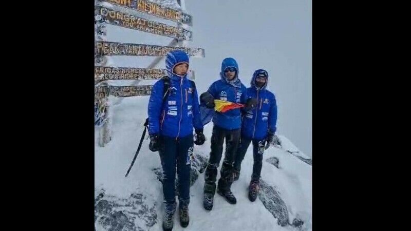 Steagul României a ajuns de 1 decembrie pe Vârful Kilimanjaro, purtat de trei sportivi cu dizabilități. Cine sunt temerarii
