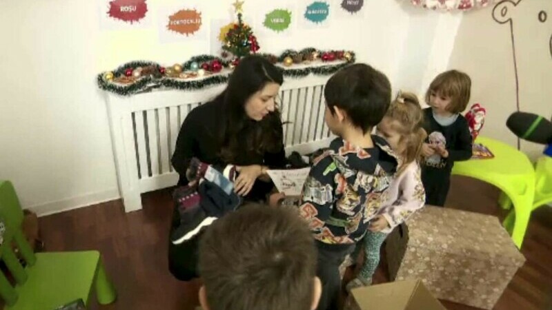 Copiii unei grădinițe din Cluj-Napoca s-au transformat în spiridușii Moșului. Au pregătit daruri pentru cei mai puțin norocoș