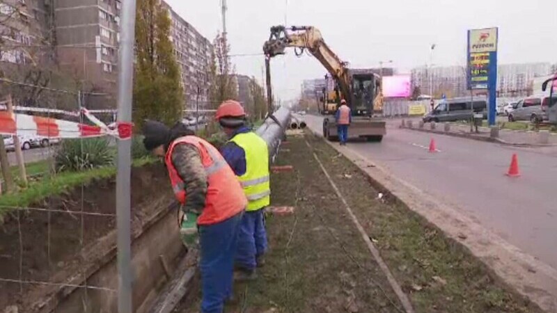 Lucrările la înlocuirea țevilor de termoficare avansează greu în București. Sunt îngropate chiar și sub șinele de tramvai