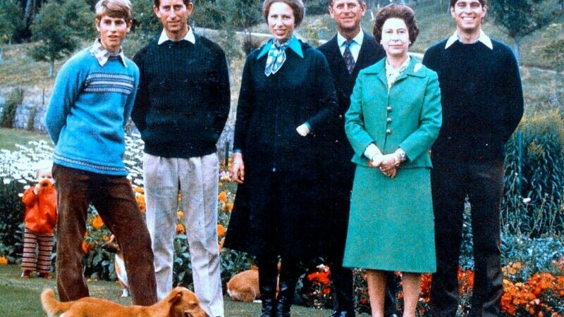 Familia Regală Britanică, în fotografia de Crăciun, de-a lungul anilor