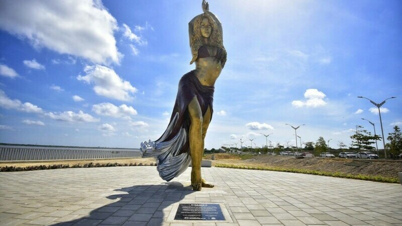 Shakira statuie