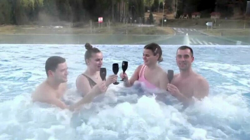 Cum petrec turiștii care fac Revelionul în Poiana Brașov: la piscina încălzită, de afară