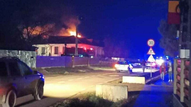 Incendiul unei școli din Botoșani, distrus de flăcări. Fochistul clădirii, transportat la spital după ce s-a intoxicat cu fum