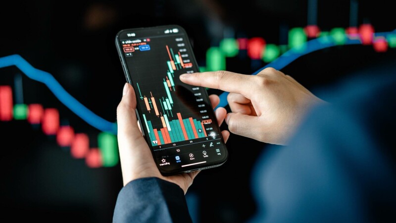 Bursele europene au închis în creștere, în timp ce investitorii urmăresc instabilitatea politică din Franța