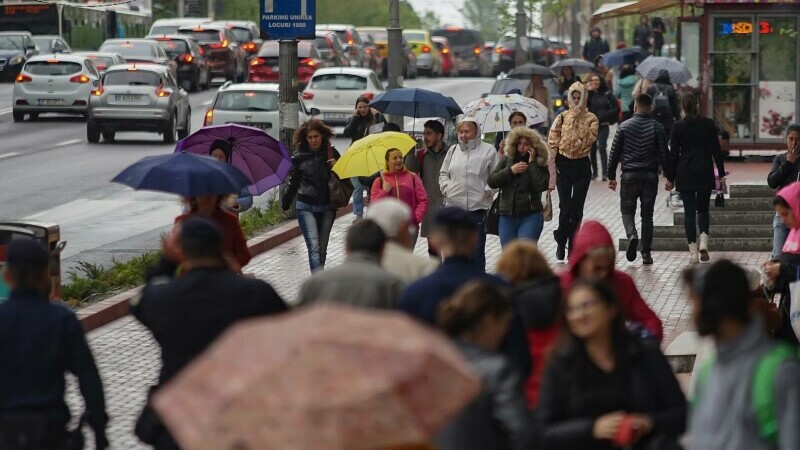 Oameni pe stradă