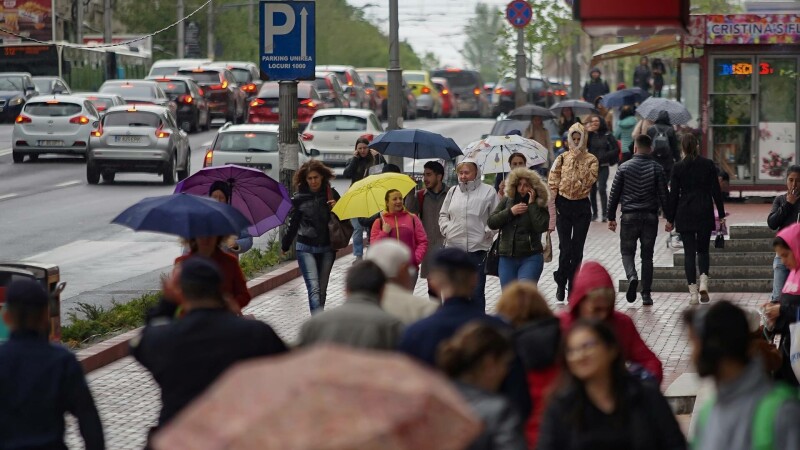 oameni pe strada