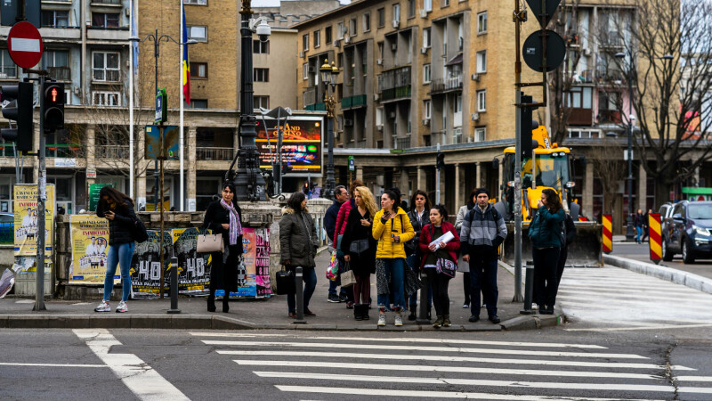 oameni pe strada