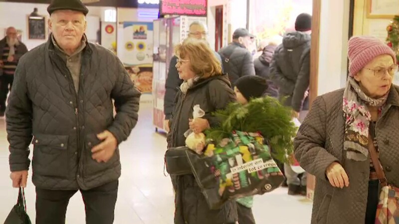 oameni pe strada, batrani