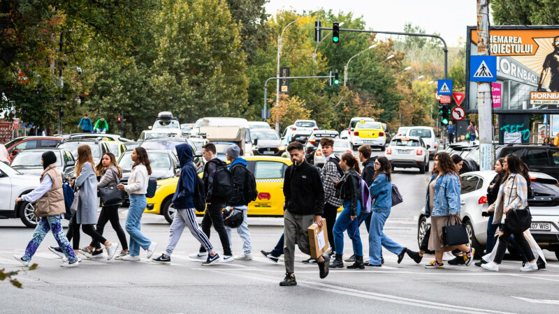 oameni pe strada