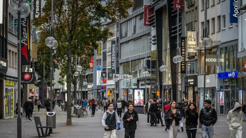 oameni pe strada Germania