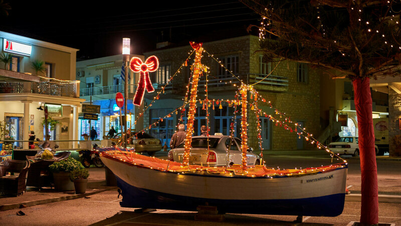 barca decorata de craciun grecia