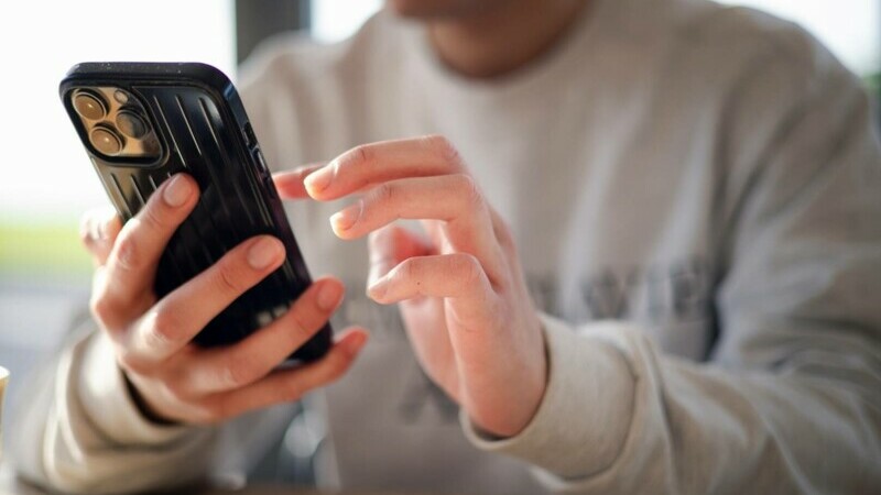 barbat telefon retele sociale