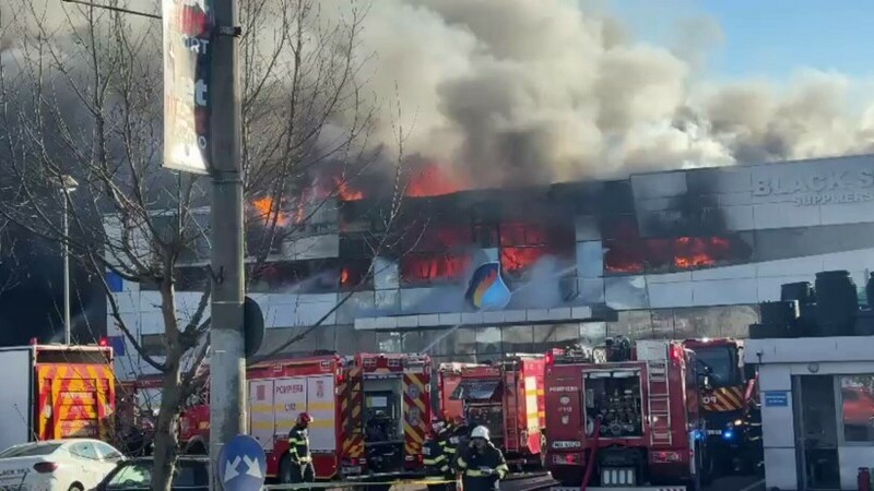 Incendiu puternic la un depozit de pe bulevardul Iuliu Maniu