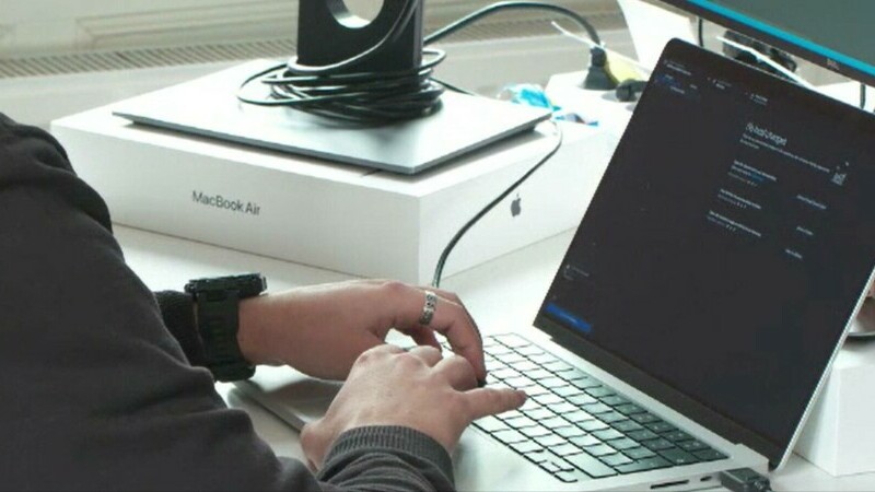 Femeie la calculator