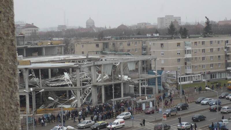 Plafon prabusit la un mall din Oradea, aflat in constructie! Un om a murit!