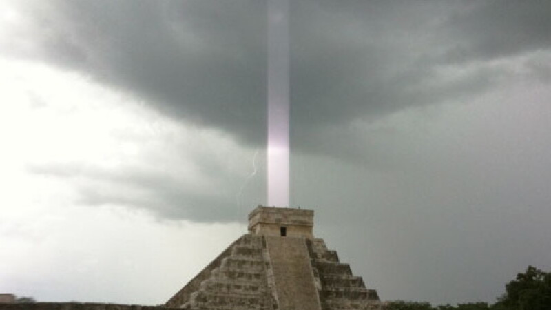 piramida mayasa, raza lumina
