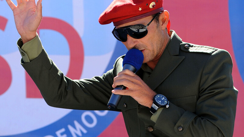 Radu Mazare cu basca rosie si ochelari de soare la microfon