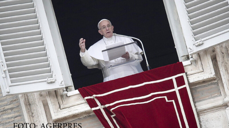 Papa Francisc vorbind de la balcon