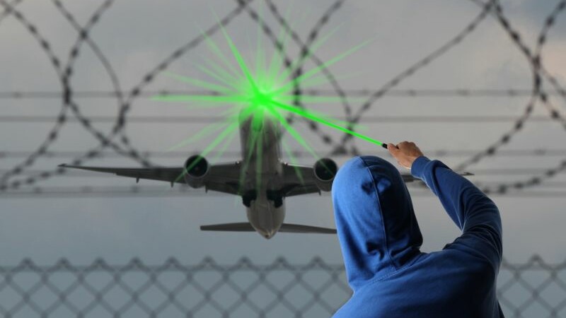Laser indreptat spre avion