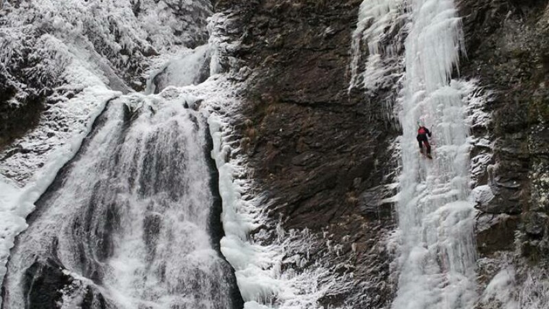 Escalada pe stanci inghetate in judetul Cluj. Festivalul peretilor de gheata are loc in weekend la Cascada Valul Miresei