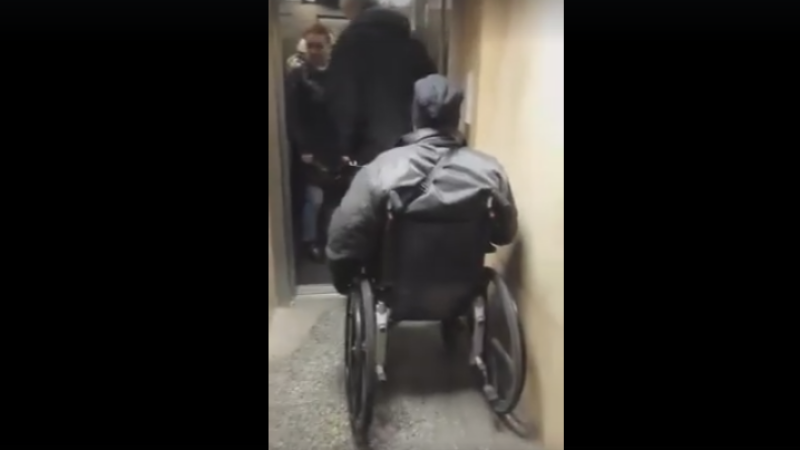 Candles Colonial Generosity Imagini surprinse la metrou. Cate persoane ii dau prioritate unui barbat in  scaun cu rotile care vrea sa urce in lift. VIDEO - Stirileprotv.ro