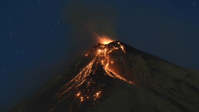 vulcanul fuego erupe