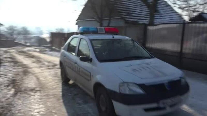 masina de politie pe ulita unui sat