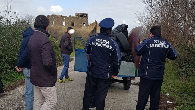 Doi români din Italia, opriţi înainte să producă un dezastru ecologic. Ce duceau în camionetă
