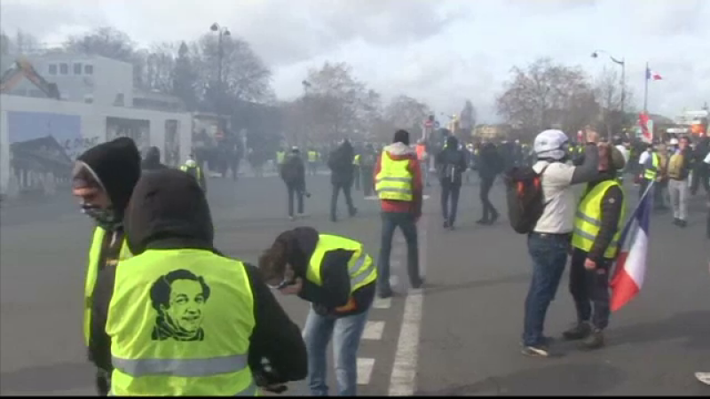 Lupte între poliţie şi Vestele Galbene, în Paris.