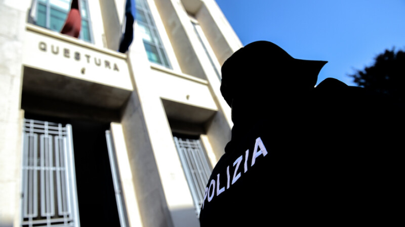politie din Italia in fata chesturii