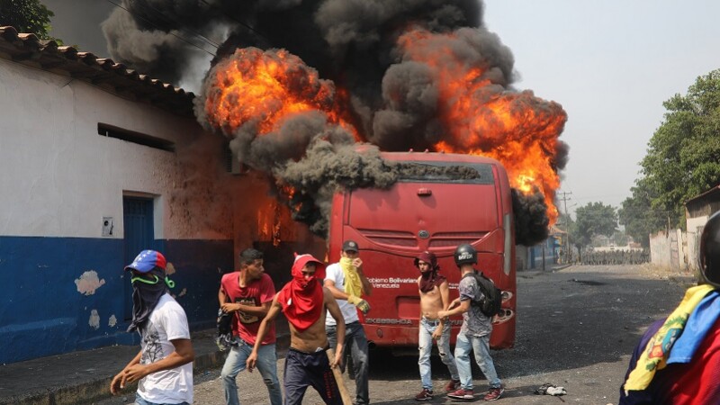 autobuz incendiat Venezuela