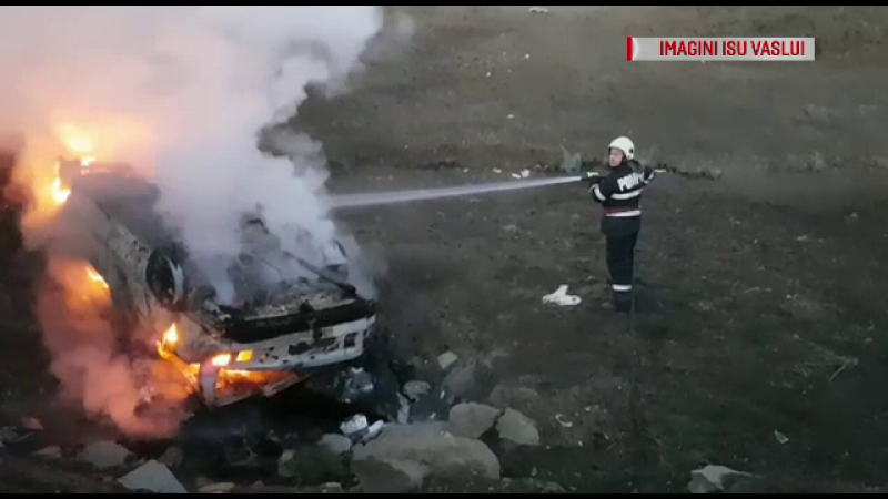 O mașină neînmatriculată a fost cuprinsă de flăcări violente, după ce ar fi căzut de pe un dig din Bârlad