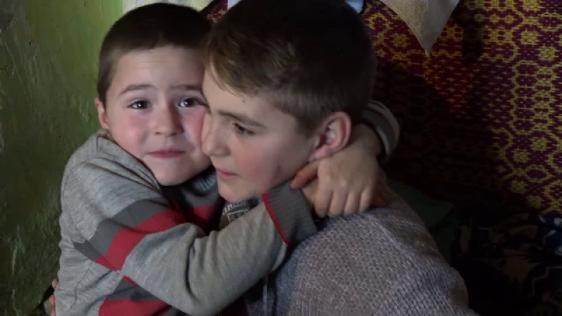 Dorința unui băiat de 12 ani, crescut împreună cu fratele lui, de 5 ani, de străbunicii bolnavi și săraci