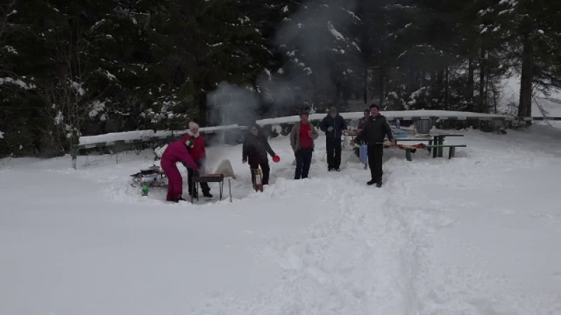 Grătar în mijlocul zăpezii. Turiștii au luat cu asalt Ţara Dornelor din Bucovina