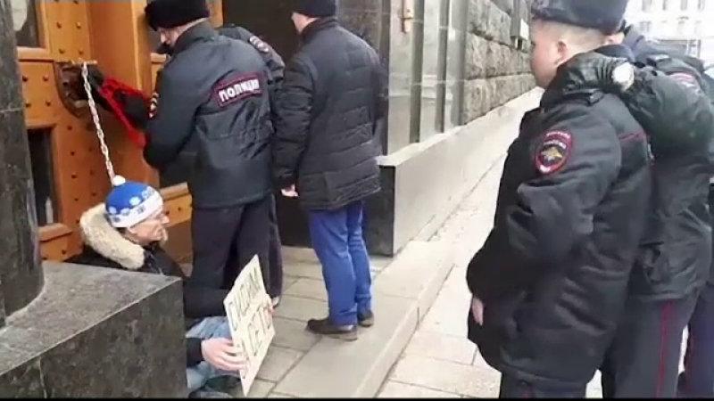 Un activist rus s-a legat cu lanțuri de ușa sediului FSB din Moscova. Ce a pățit