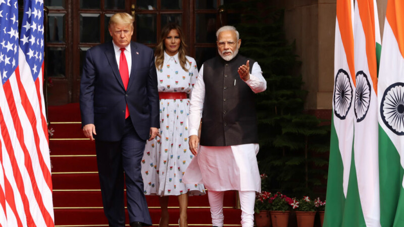 Donald Trump, vizită în India. Măsurile luate de autoritățile indiene: polițiști cu praștii și cartiere sărace ascunse