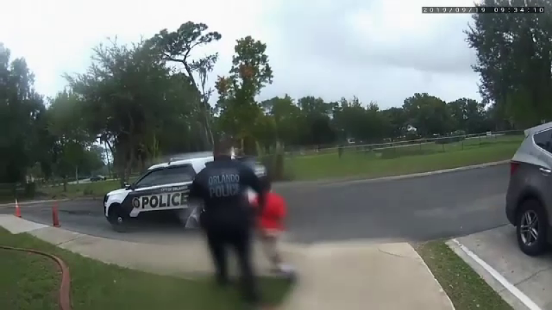 Momentul în care o fetiță de 6 ani este arestată de polițiști, la școală