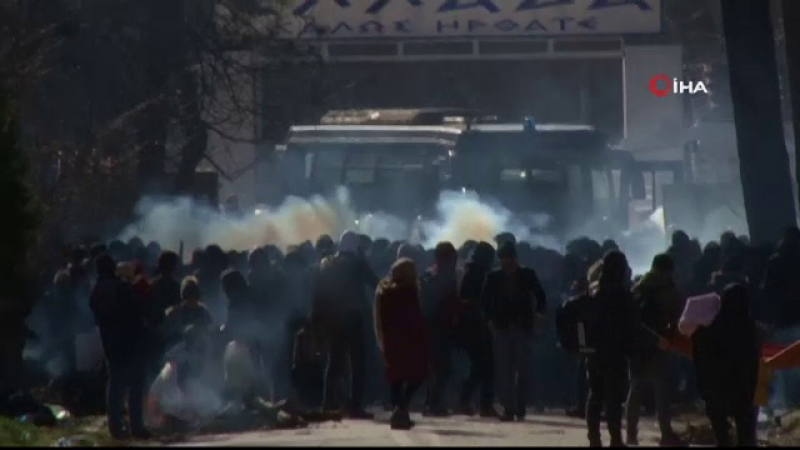 Migranții sirieni au luat cu asalt granița Greciei. Au fost opriți cu gaze lacrimogene