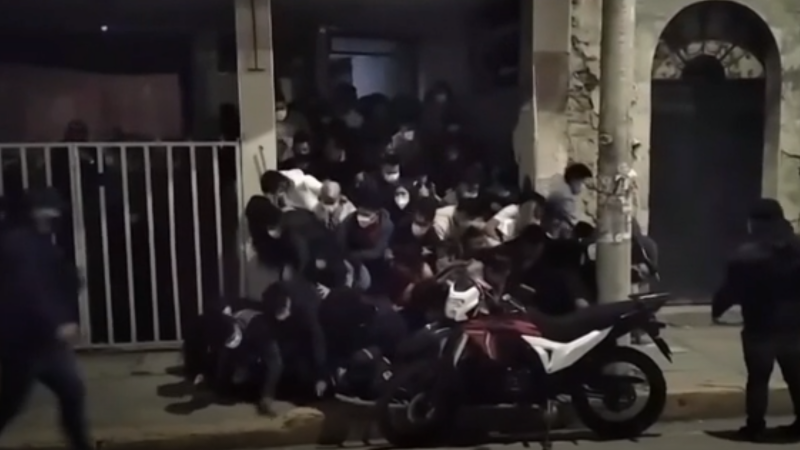 VIDEO. Peste 100 de persoane s-au călcat în picioare la ieșirea dintr-un club din Bolivia, în urma unui raid