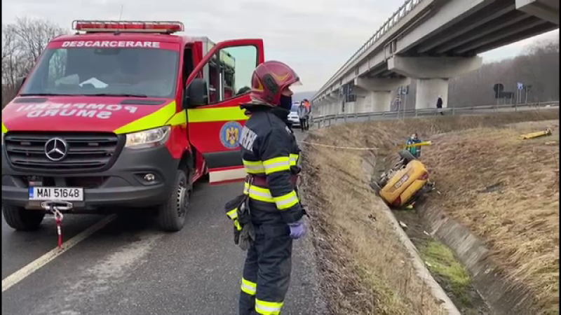 O femeie s-a răsturnat cu mașina într-un canal din Cluj. Operațiune dificilă de salvare