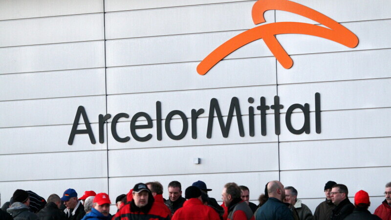 ArcelorMittal anunţă concedieri masive. Cel mai mare producător de oțel din lume are trei fabrici în România