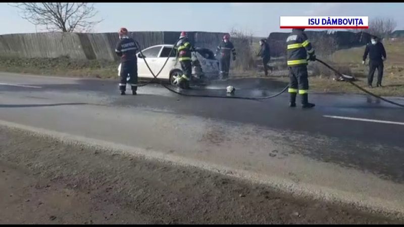 O mașină alimentată cu GPL a luat foc în mers, la Târgoviște. Ce a făcut șoferul