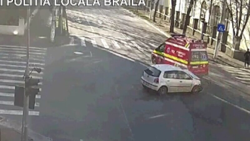 Ambulanță din Brăila, izbită de o șoferiță cu trei copii în mașină. Care este starea lor