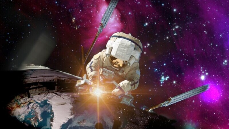 Astronaut care repară o navă spaţială
