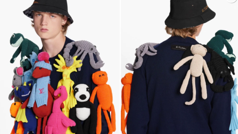 Louis Vuitton a pus în vânzare un pulover decorat cu animale de pluș. Ce preț are. FOTO