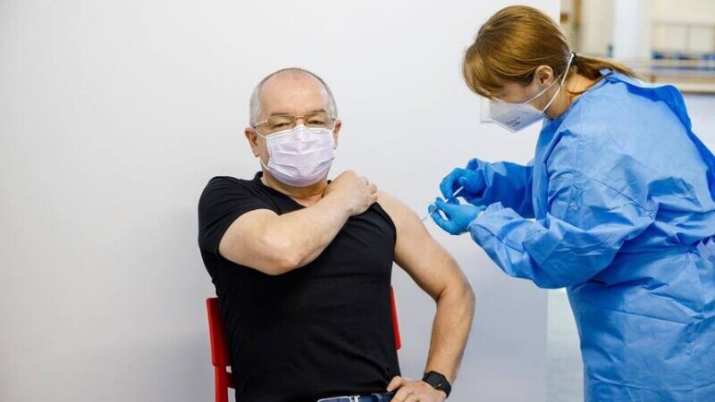 Emil Boc, vaccinat cu serul AstraZeneca: „Totul Ok. Recomand tuturor sa se vaccineze”