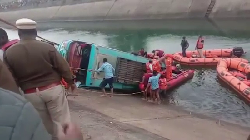 Un autobuz plin cu pasageri s-a prăbușit într-un canal, în India. Cel puțin 40 de persoane au murit