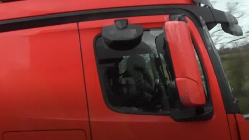 Șofer de camion surprins în timp ce vorbea la două telefoane, fără să țină vreo mână pe volan