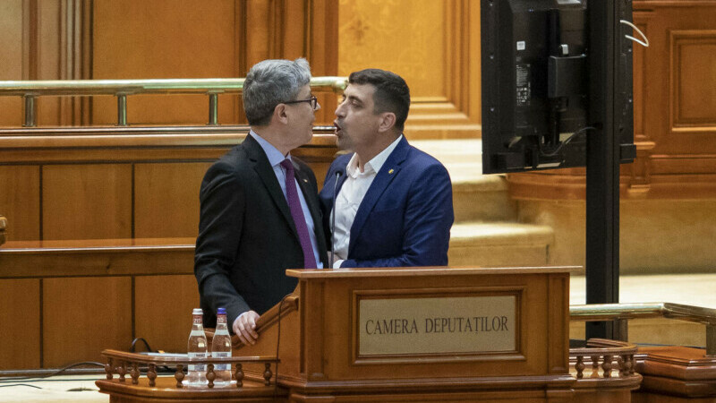 Ministrul Virgil Popescu îi face plângere penală lui George Simion, după episodul din Parlament: ”Un gest abject”