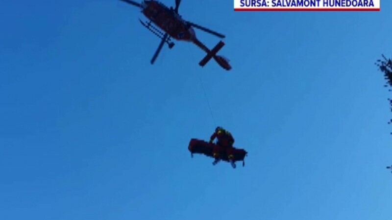 Turist de 72 de ani, salvat cu elicopterul din Munții Retezat. Își rupsese un picior
